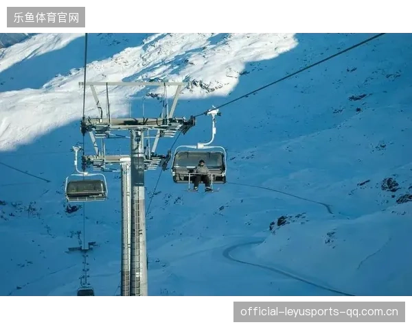 滑雪高速转弯极度惊险：极速驰骋冰雪世界的极限体验
